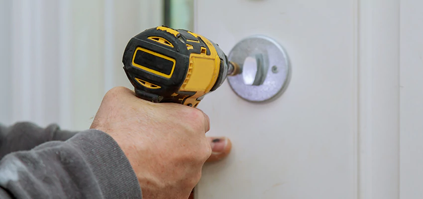 Street Locksmith For Smart Lock Repair in Tampa, FL